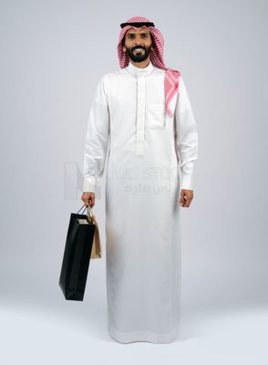 Gulf man carrying shopping bags