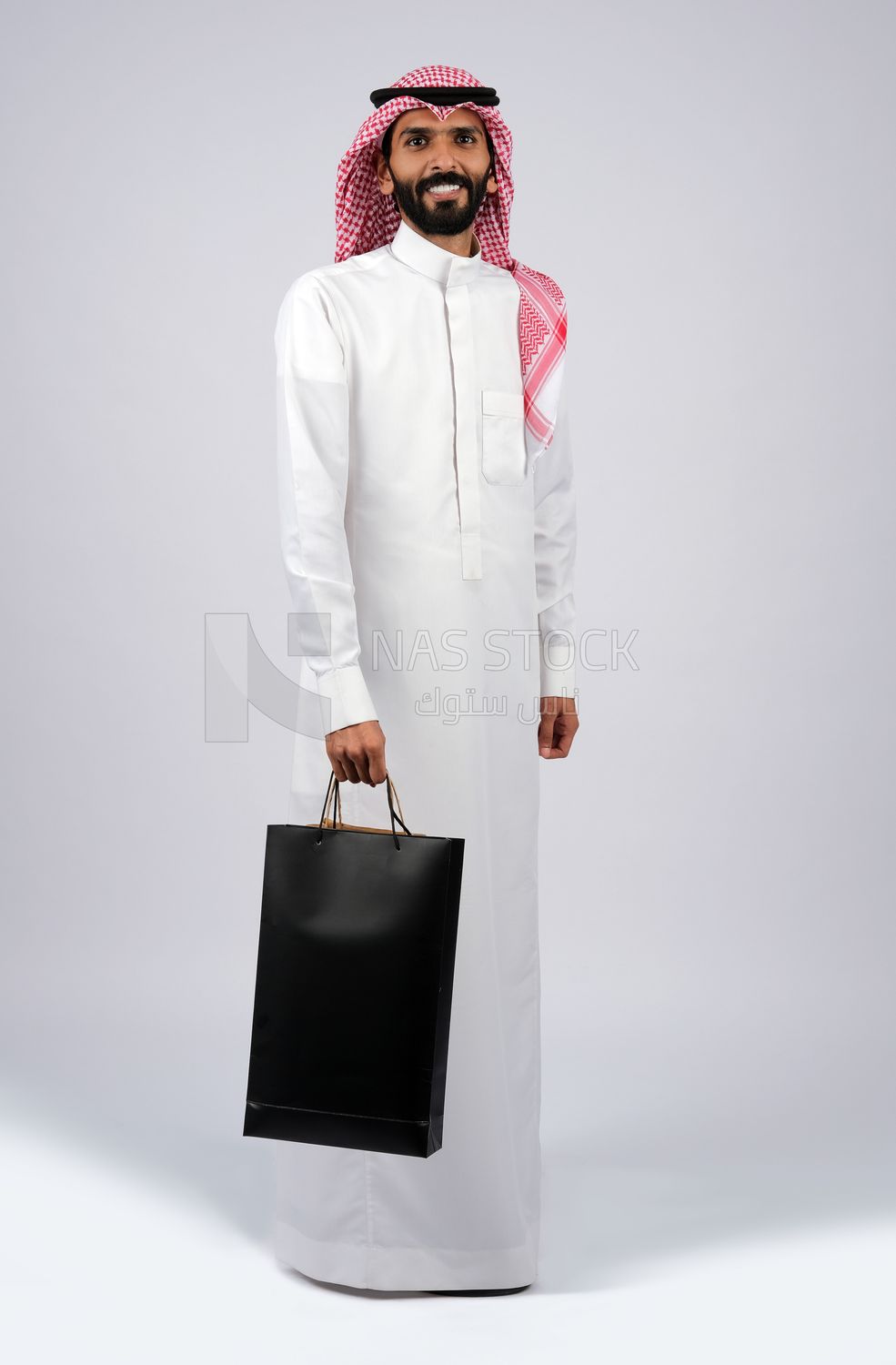 Gulf man carrying shopping bags