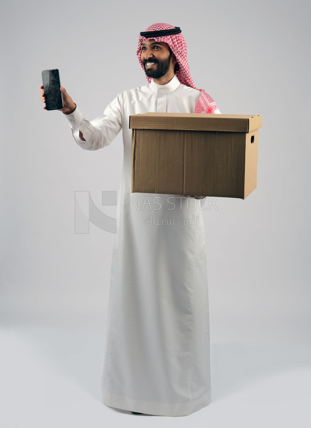 Gulf man carrying delivery box