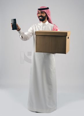 Gulf man carrying delivery box
