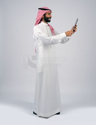 Gulf man holding a tablet