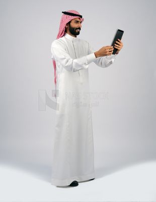 Gulf man holding a tablet