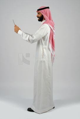 Gulf man holding a tablet
