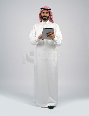 Gulf man holding a tablet