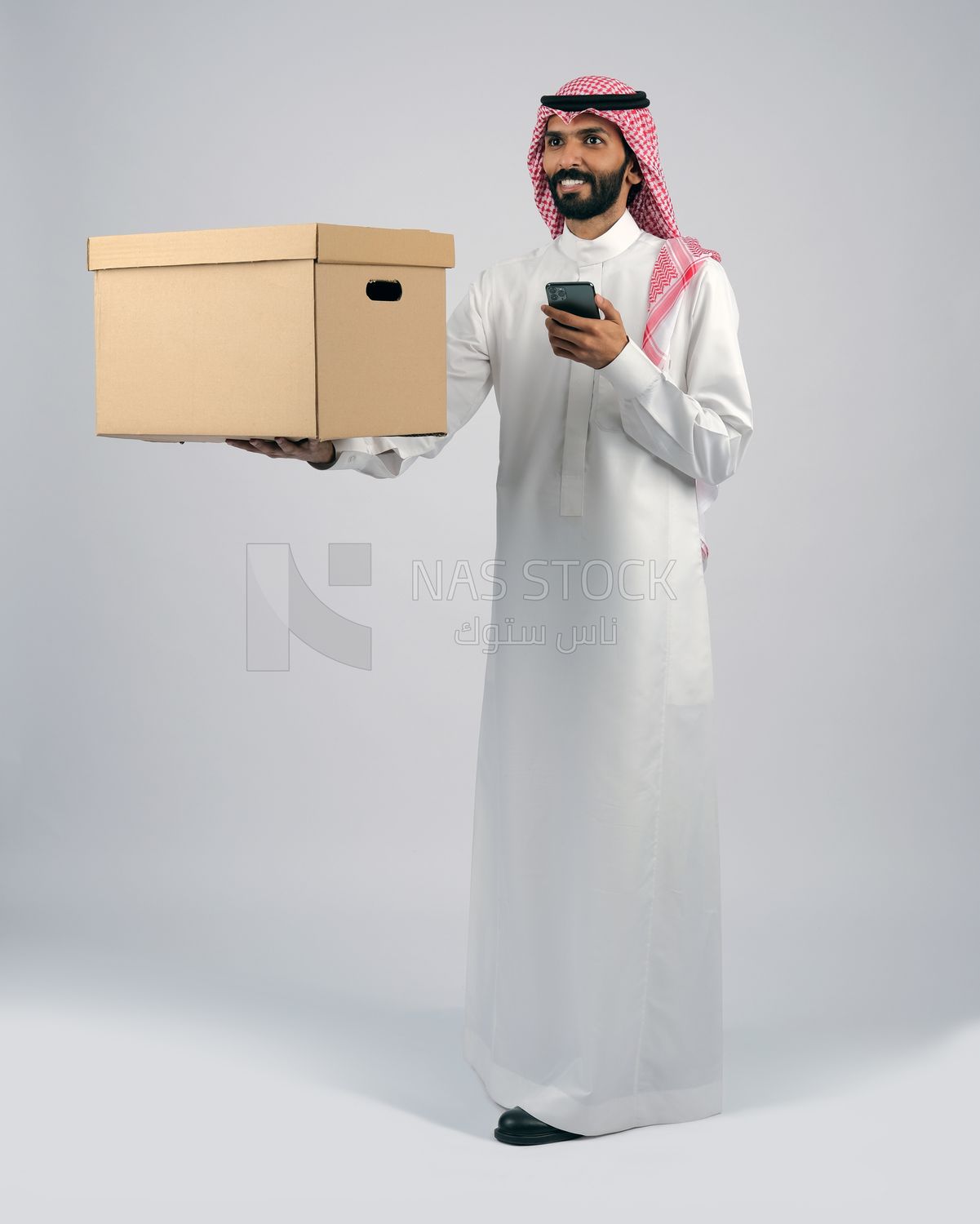 Gulf man carrying delivery box