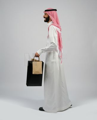 Gulf man carrying shopping bags