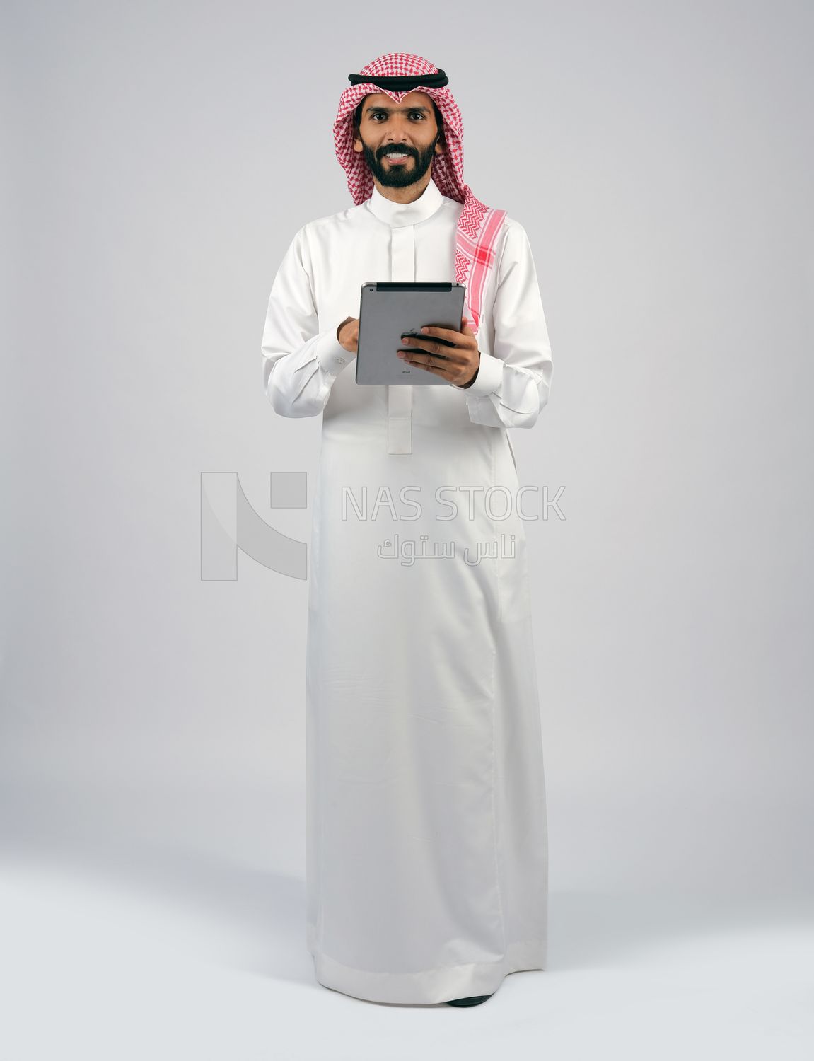 Gulf man holding a tablet
