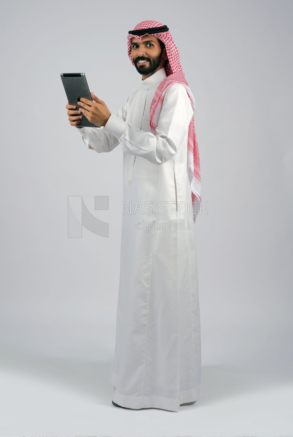 Gulf man holding a tablet