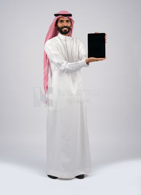 Gulf man holding a tablet