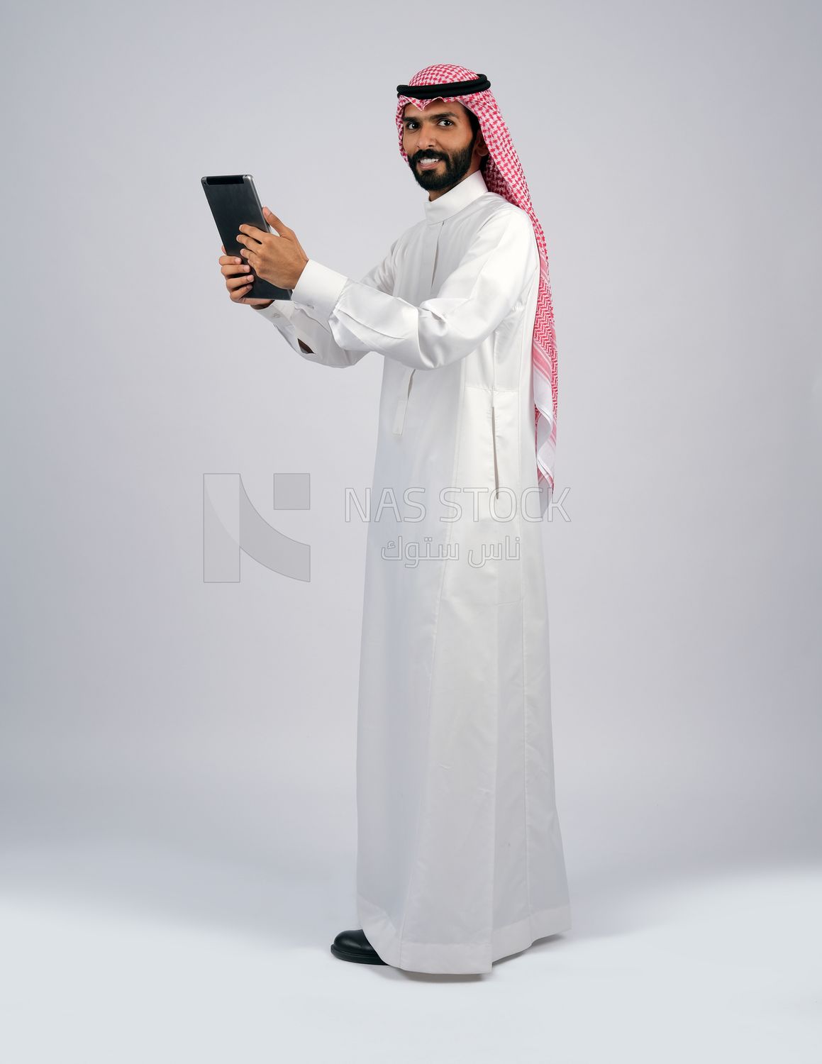 Gulf man holding a tablet