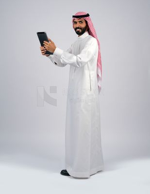 Gulf man holding a tablet