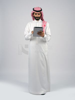 Gulf man holding a tablet