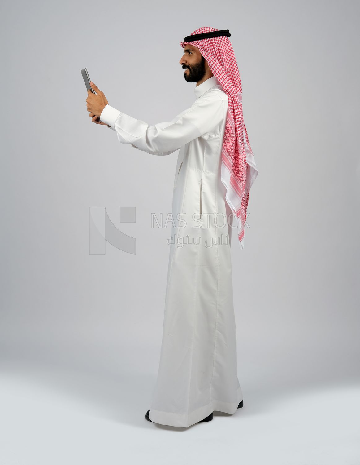 Gulf man holding a tablet