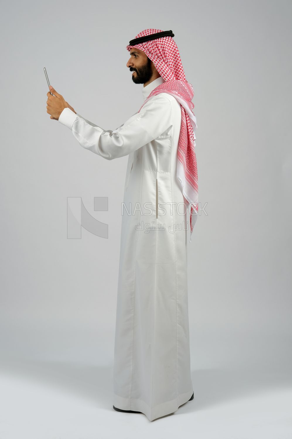Gulf man holding a tablet