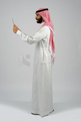 Gulf man holding a tablet
