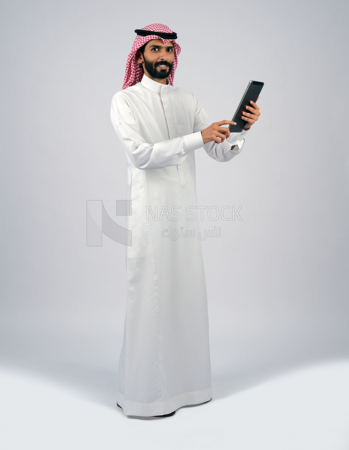 Gulf man holding a tablet