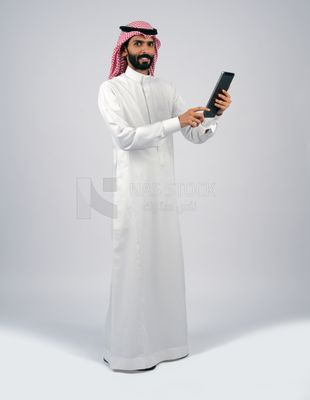 Gulf man holding a tablet