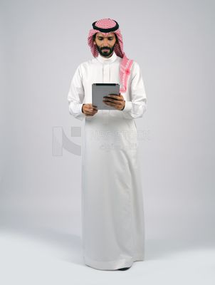 Gulf man holding a tablet