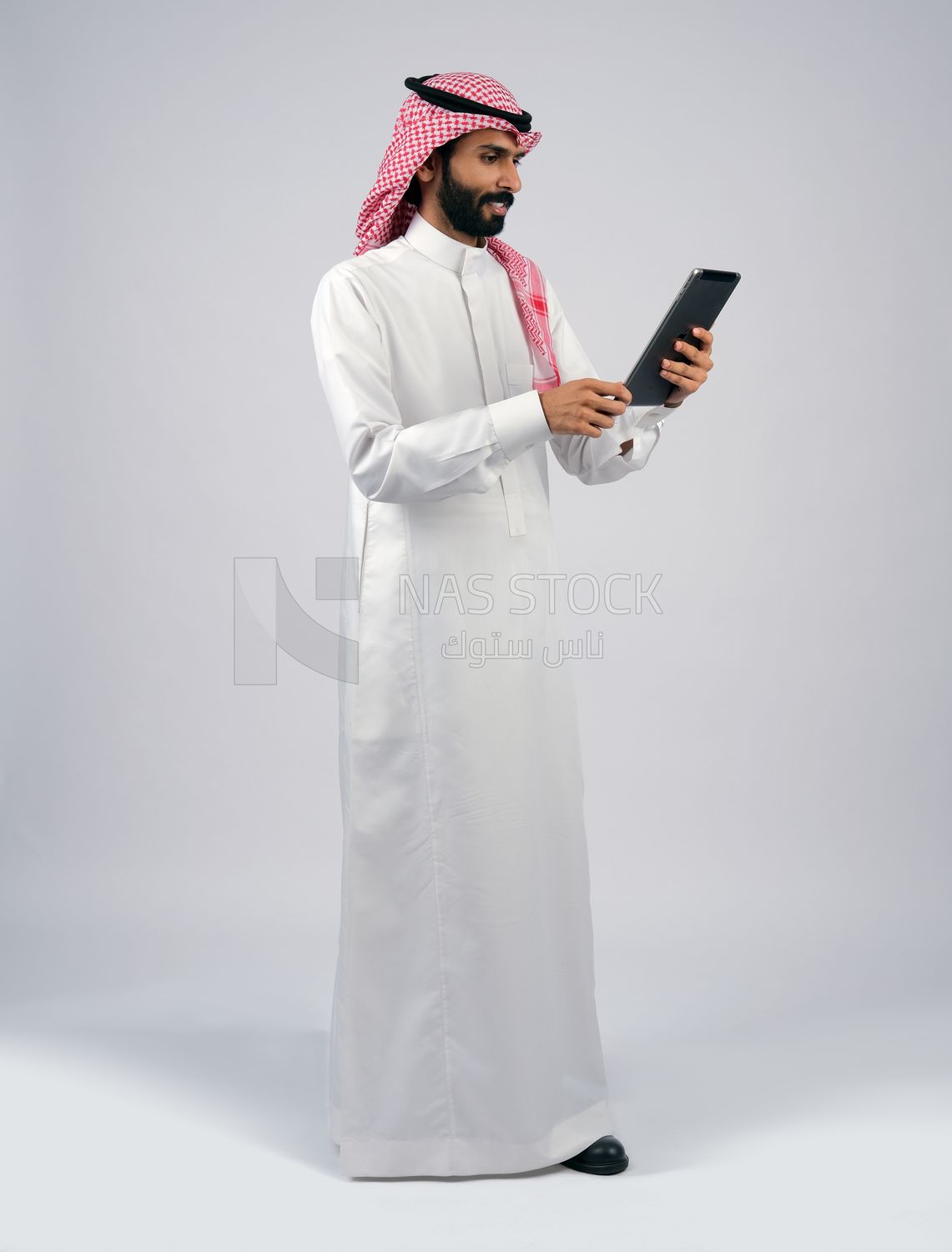 Gulf man holding a tablet