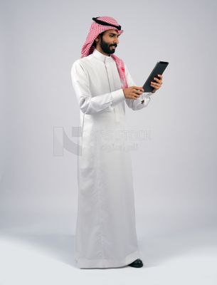 Gulf man holding a tablet