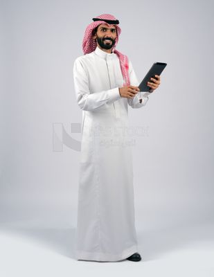 Gulf man holding a tablet