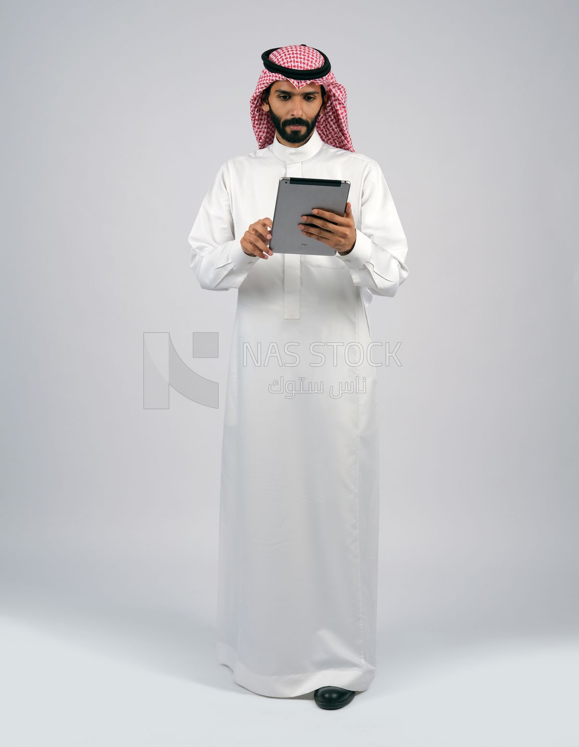 Gulf man holding a tablet