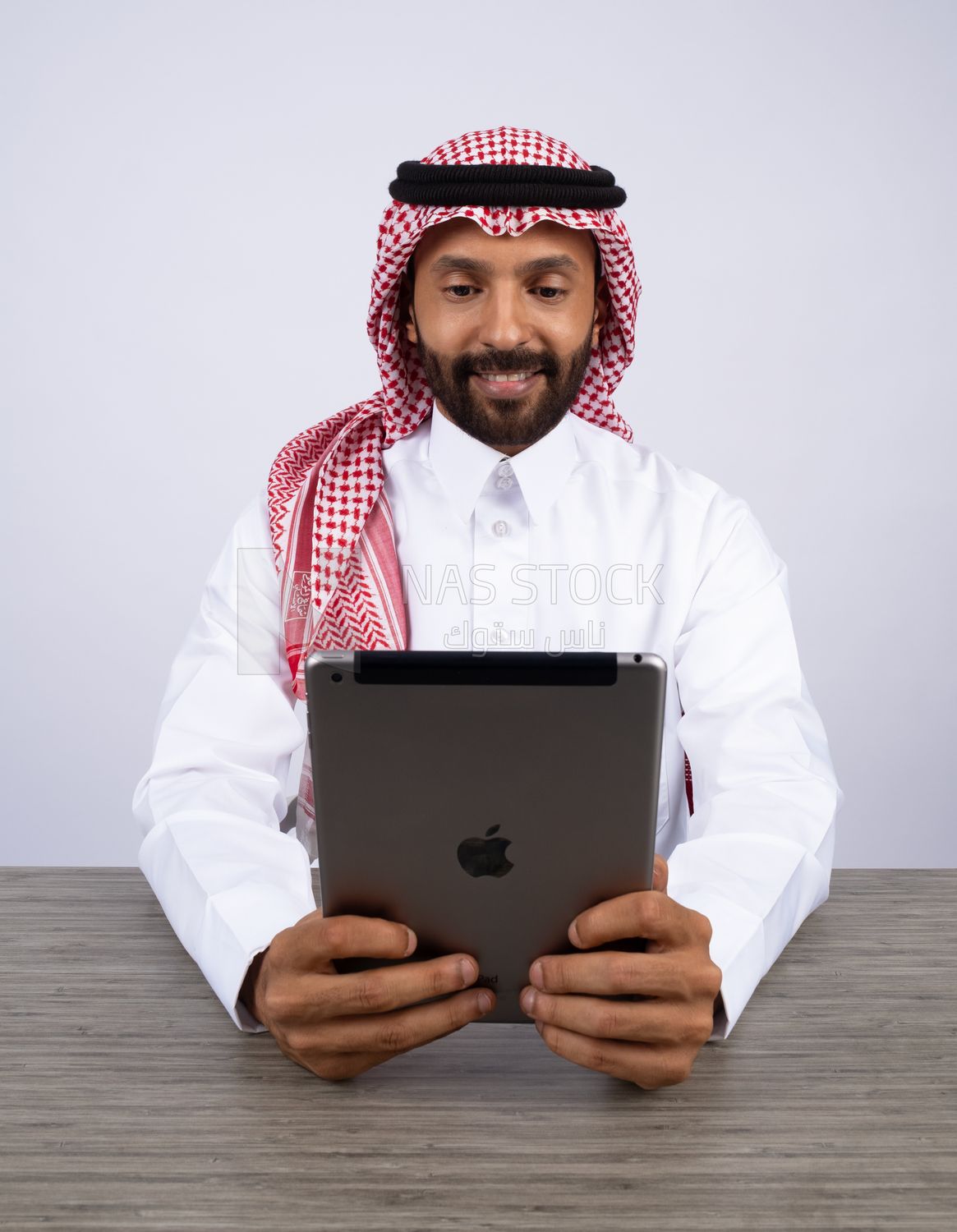 Gulf man using a tablet