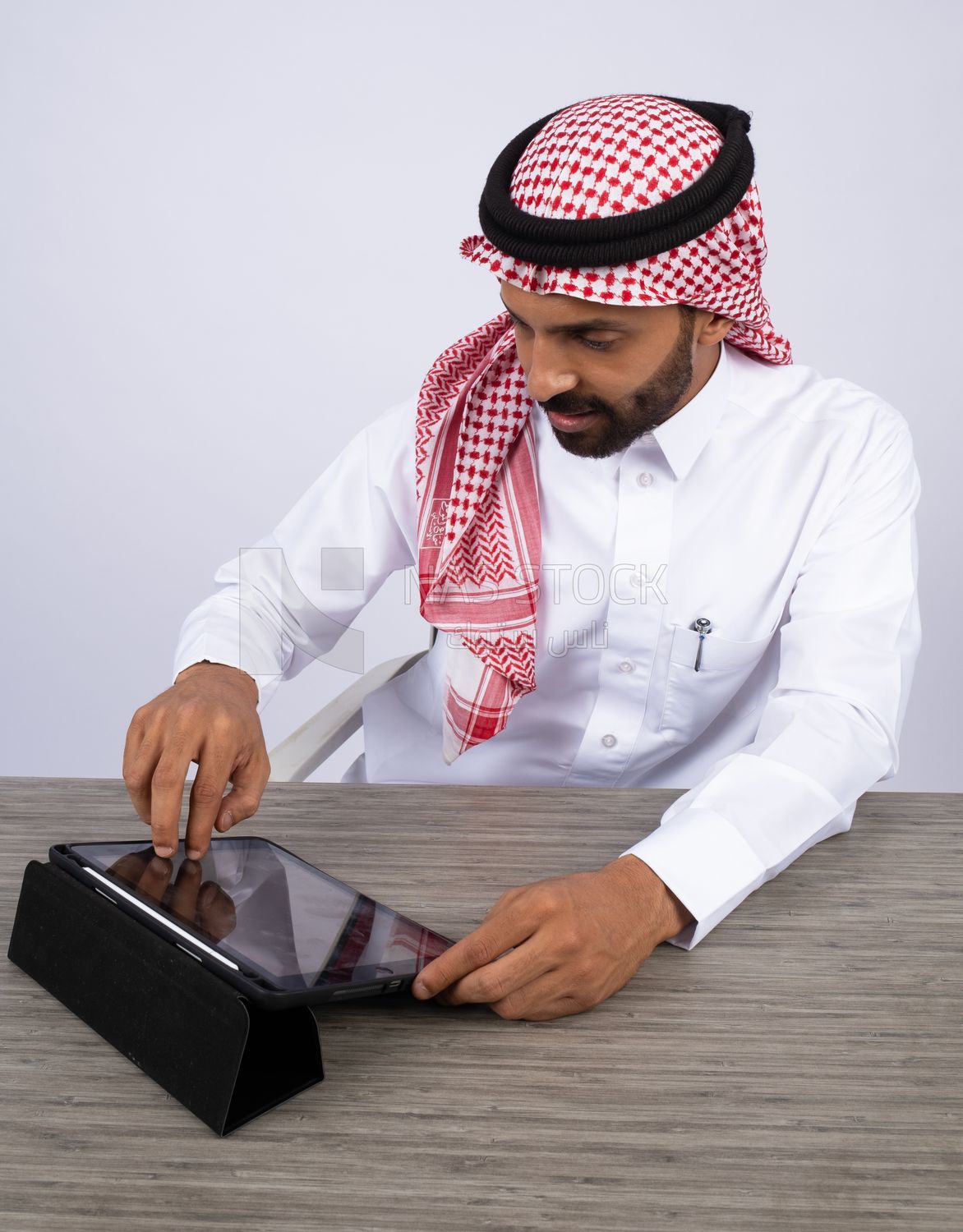 Gulf man using a tablet