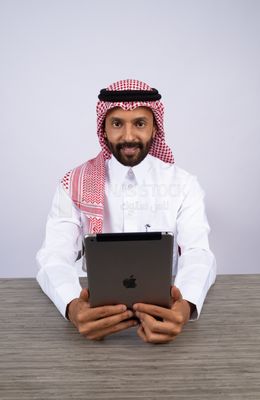 Gulf man using a tablet
