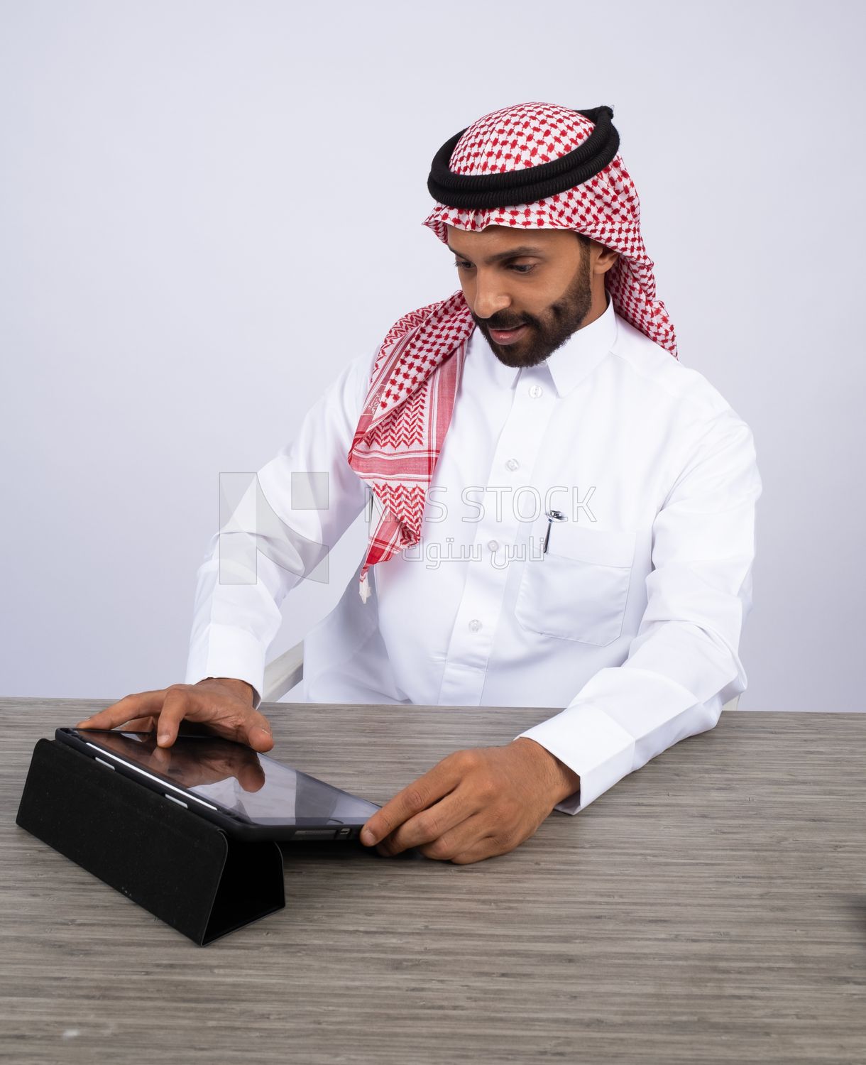 Gulf man using a tablet