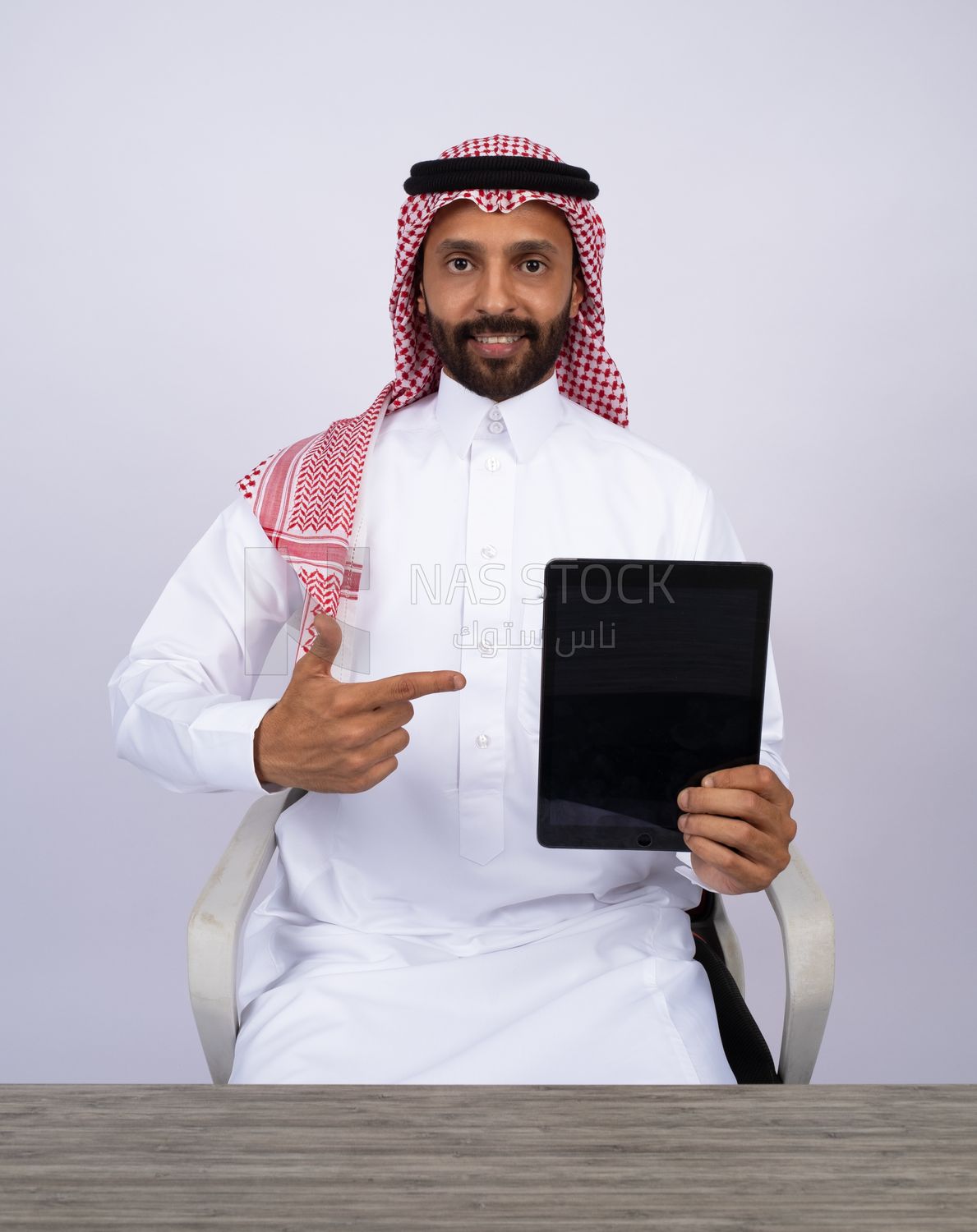 Gulf man using a tablet
