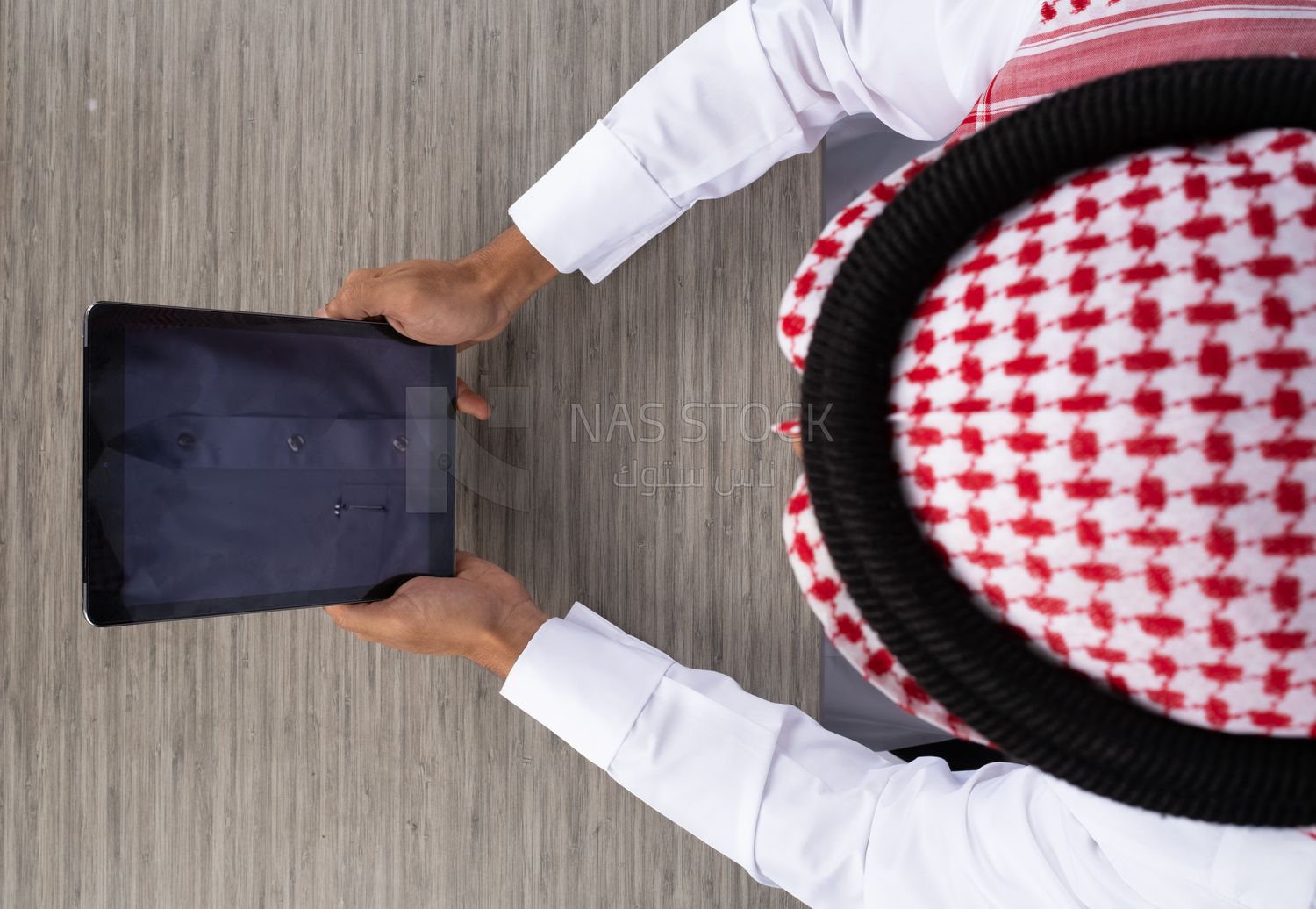 Gulf man using a tablet