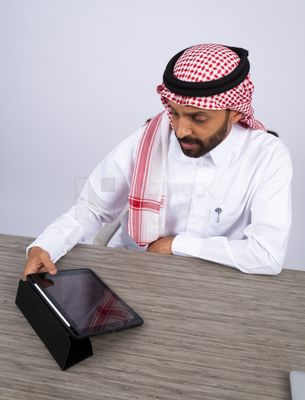 Gulf man using a tablet