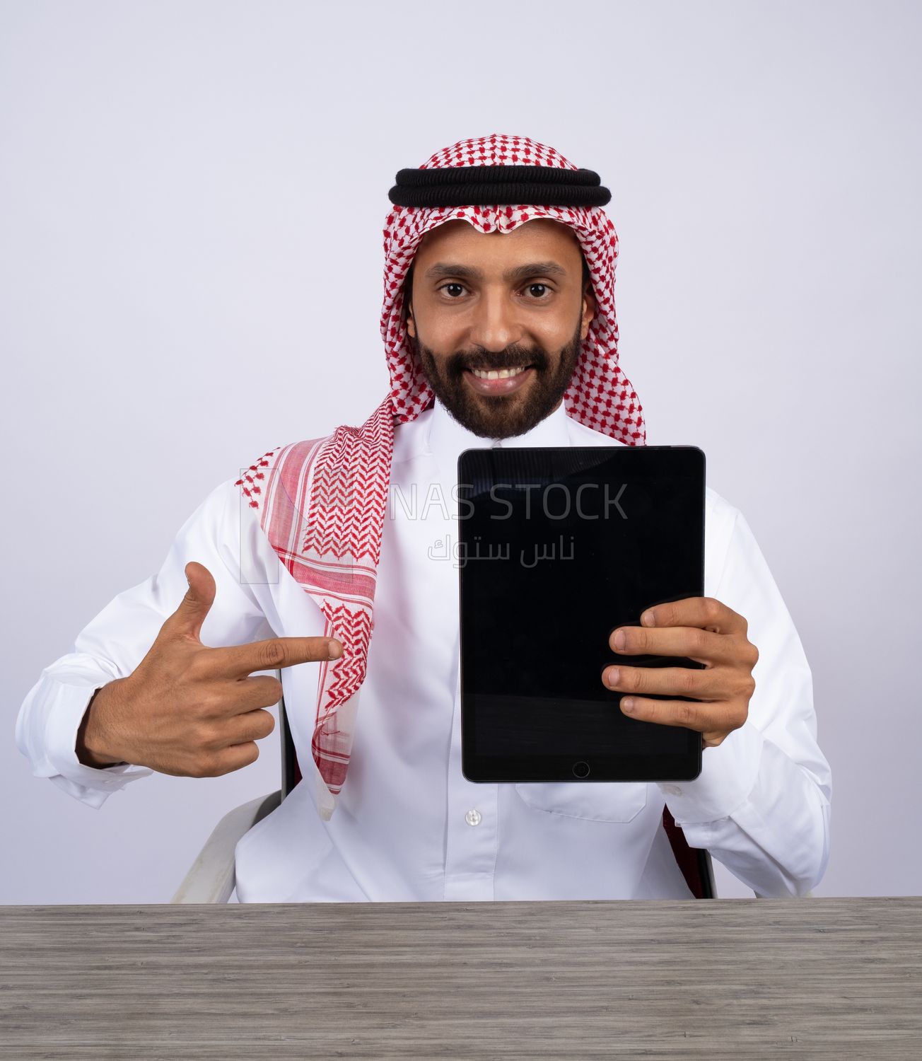 Gulf man using a tablet