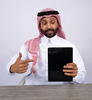 Gulf man using a tablet
