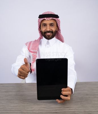 Gulf man holding a tablet