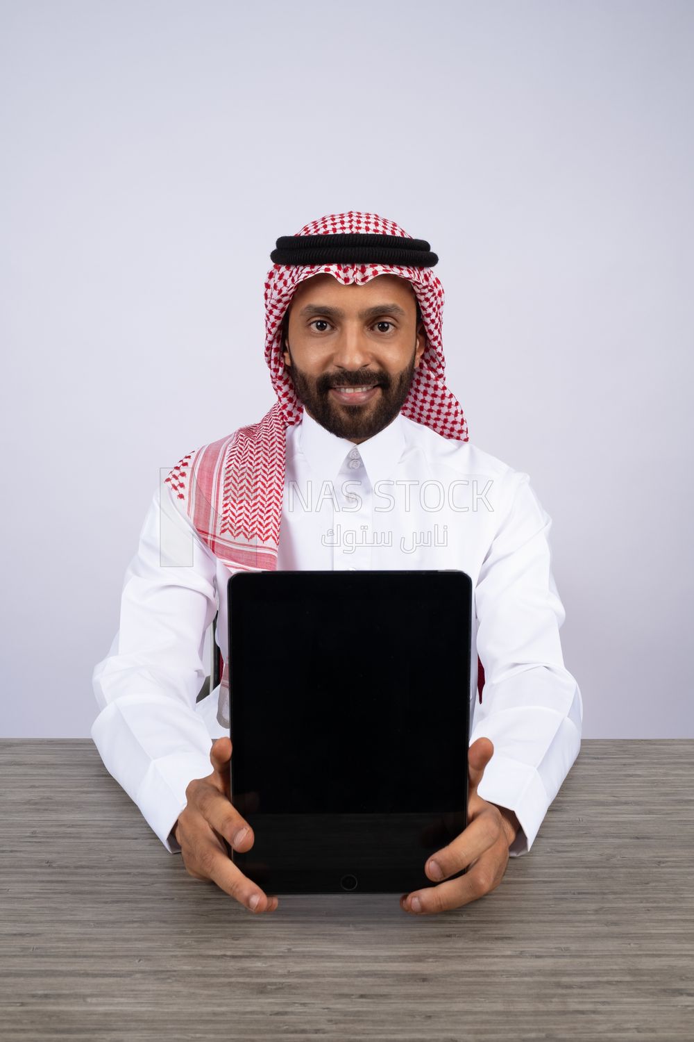 Gulf man holding a tablet