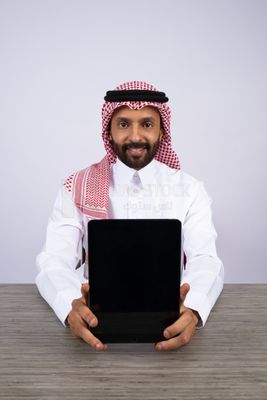 Gulf man holding a tablet