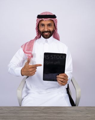 Gulf man holding a tablet
