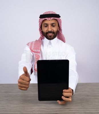 Gulf man holding a tablet