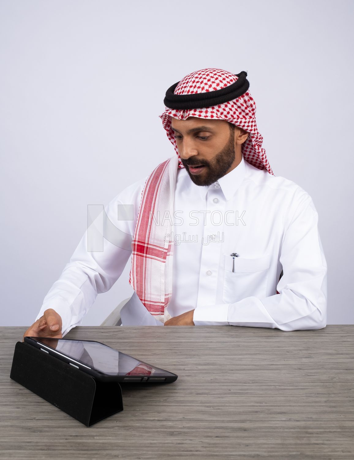 Gulf man using a tablet