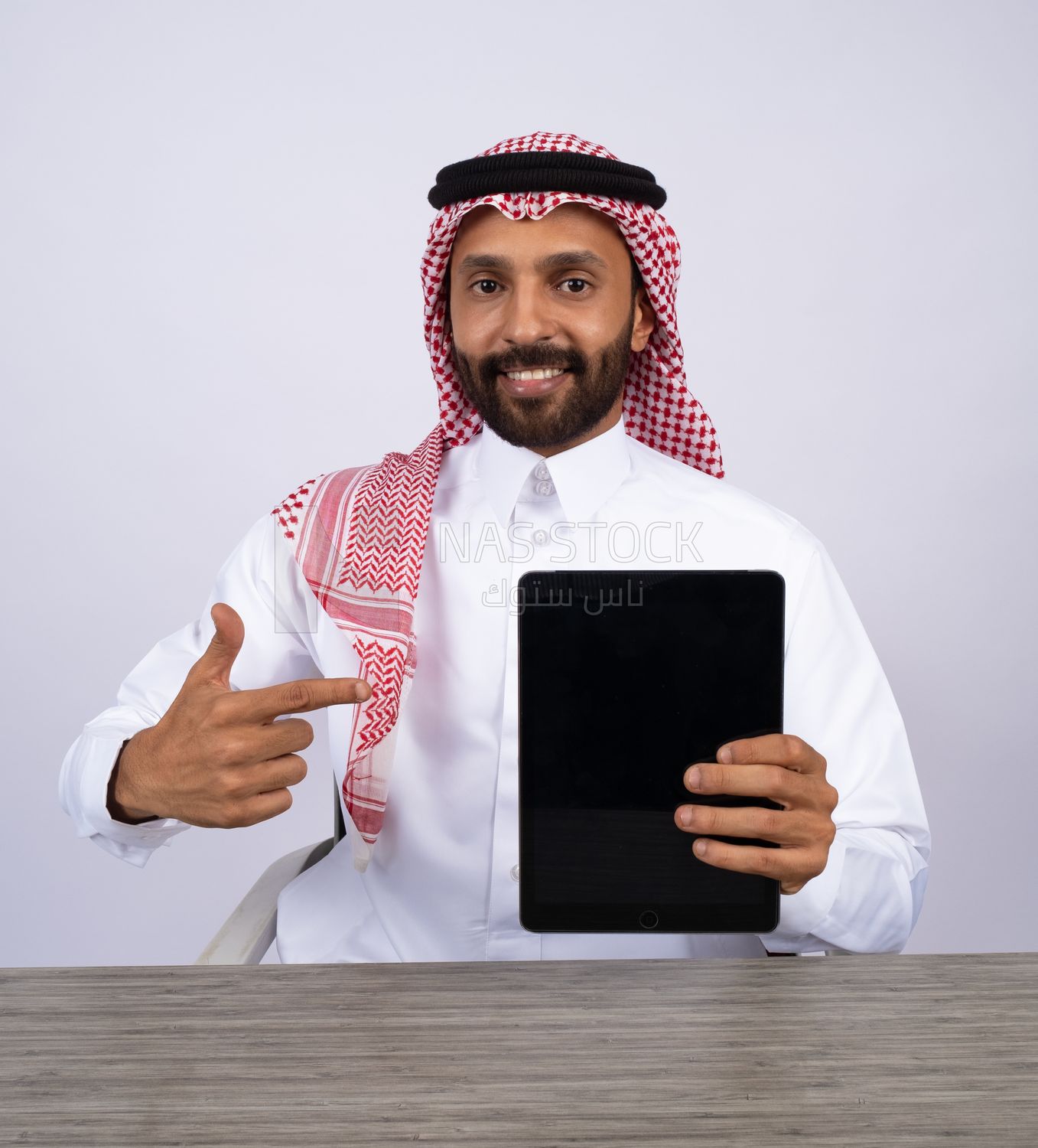 Gulf man holding a tablet