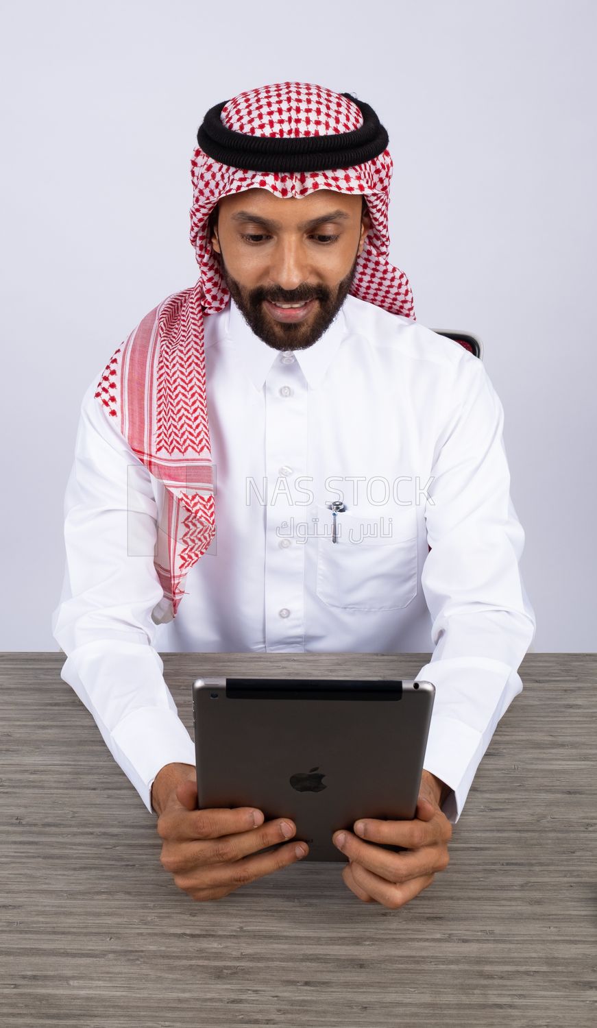 Gulf man using a tablet