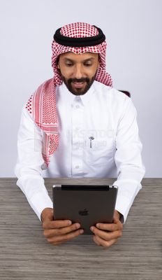 Gulf man using a tablet