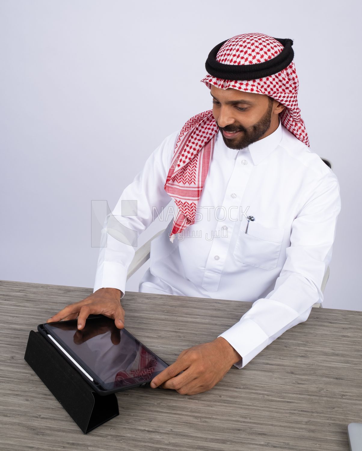 Gulf man using a tablet