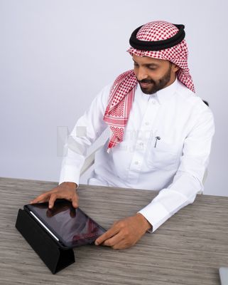 Gulf man using a tablet