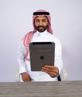 Gulf man holding tablet