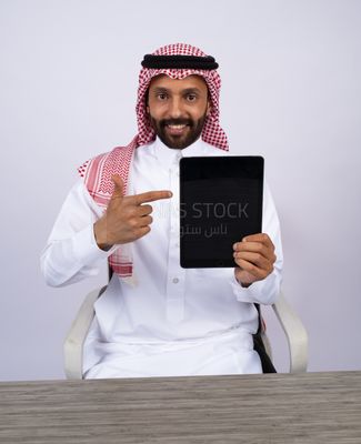 Gulf man holding tablet