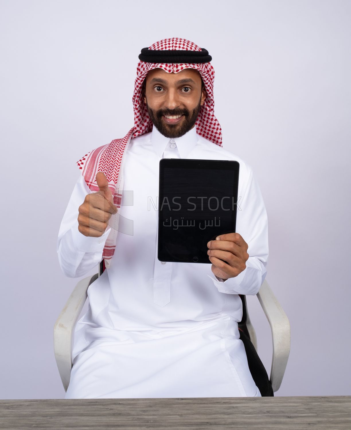 Gulf man holding tablet
