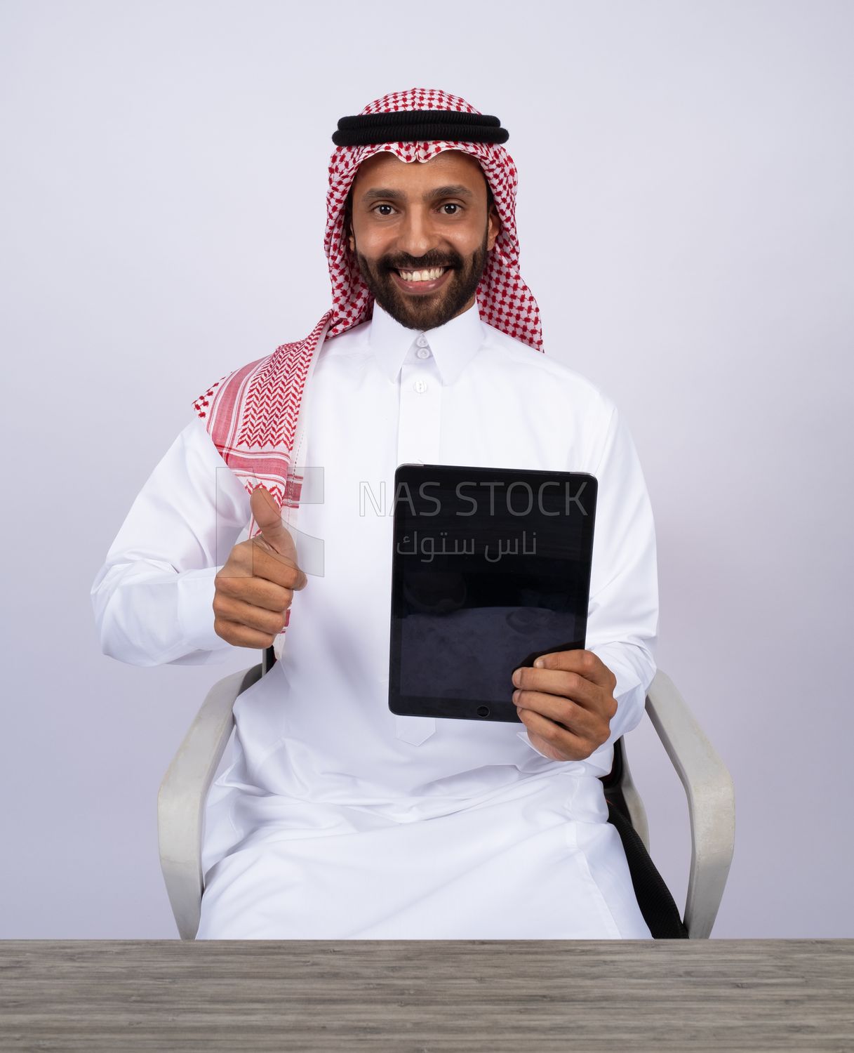 Gulf man holding tablet